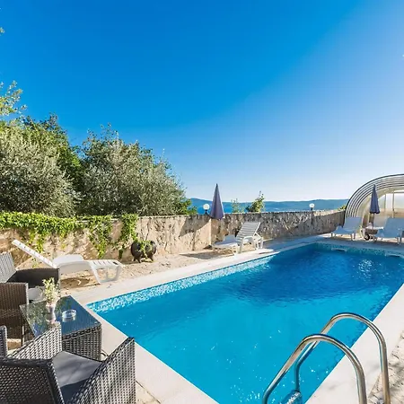Mit Grossem Pool Und Meerblick
