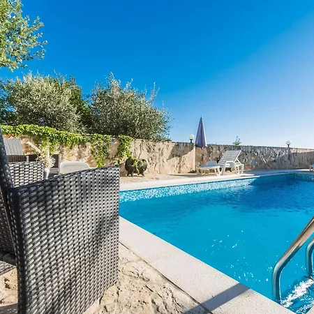Mit Grossem Pool Und Meerblick