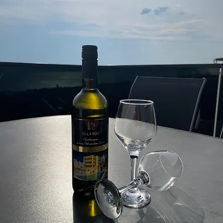 Appartamento Mit Grossem Pool Und Meerblick