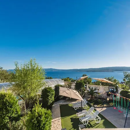 Appartamento Mit Grossem Pool Und Meerblick