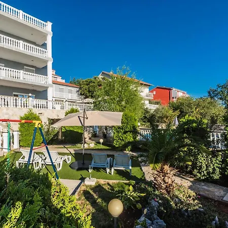Apartment Mit Grossem Pool Und Meerblick *
